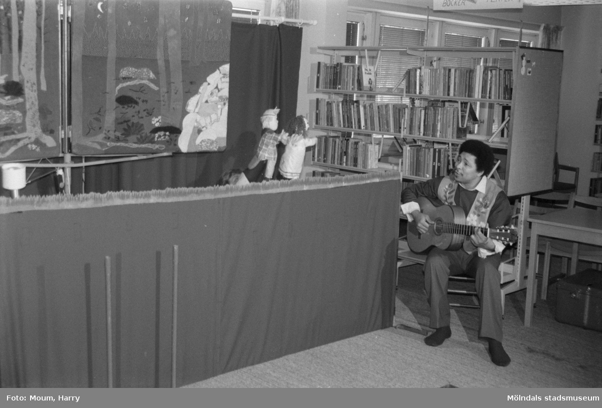 Dockteater på Lindome och Kållereds-biblioteken, år 1985.

För mer information om bilden se under tilläggsinformation.