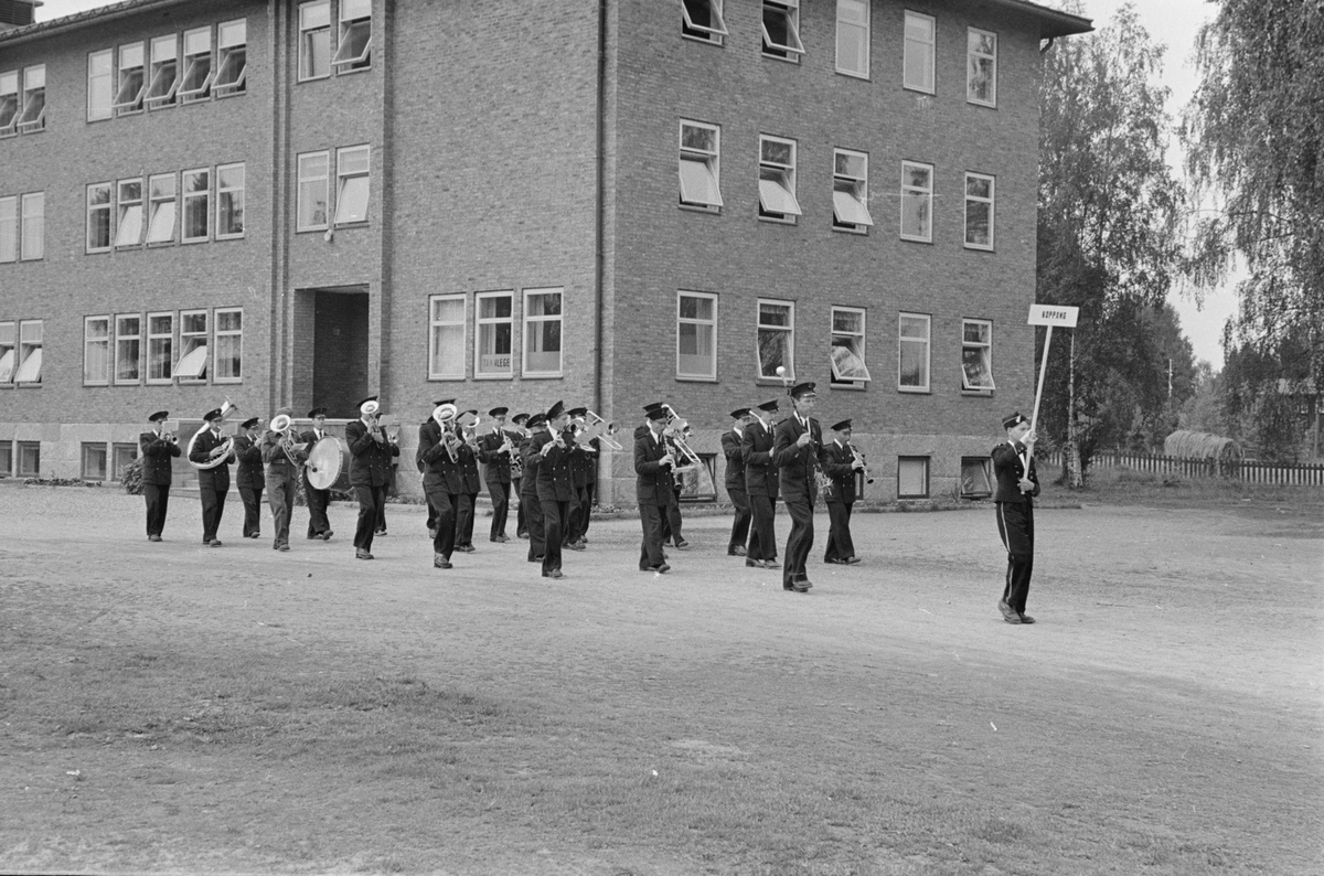 Sangens og musikkens dag 1954. Opptog ved nye Folkvang. Elverum.