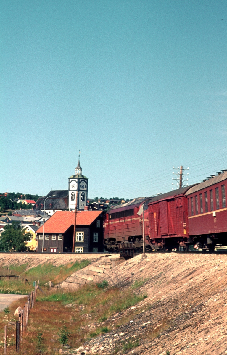 Dagtoget på Rørosbanen, Ht 301, kjører inn mot Røros stasjon.