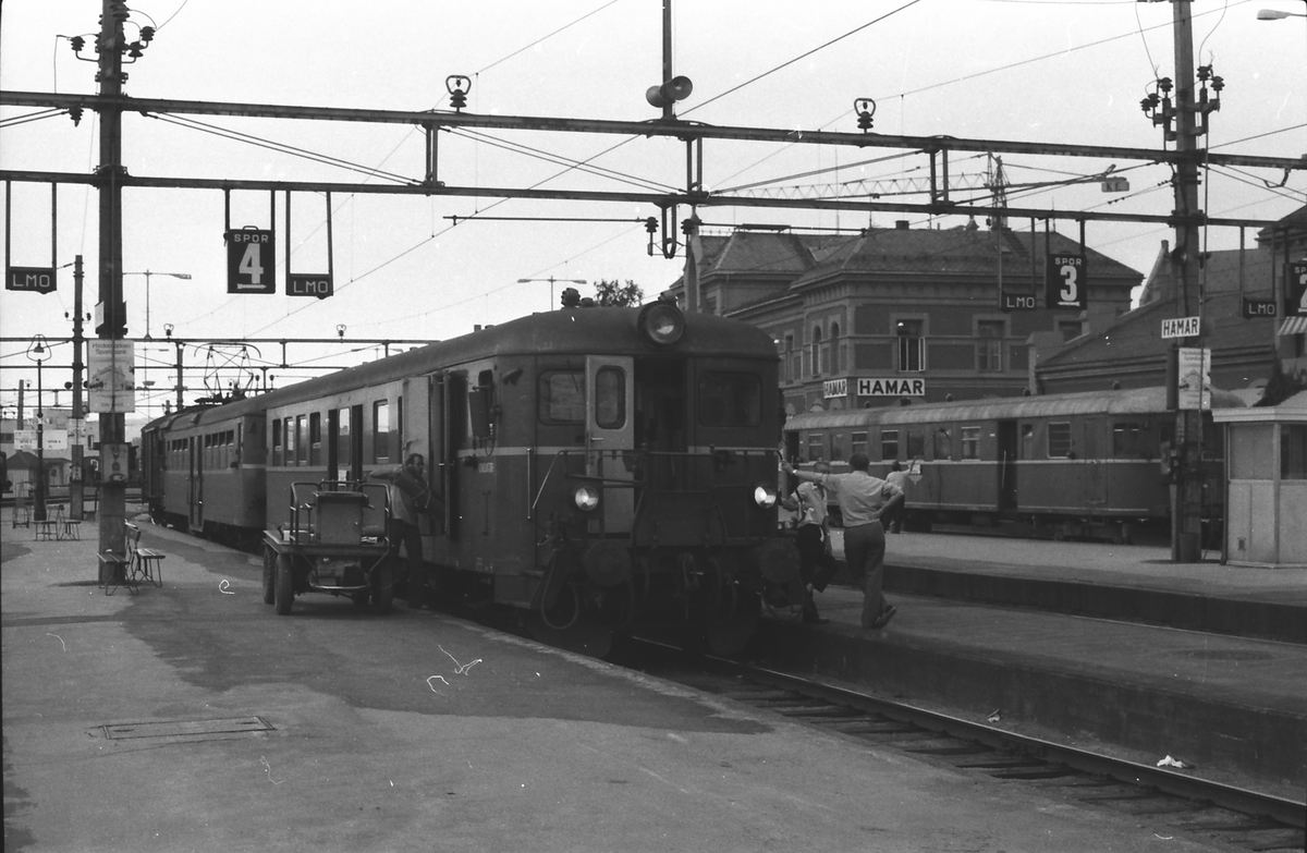Persontog til Oslo Ø på Hamar stasjon. Toget stoppet på alle holdeplasser og stasjoner til og med Lillestrøm. Styrevogn type 67 og motorvogn type 65c.