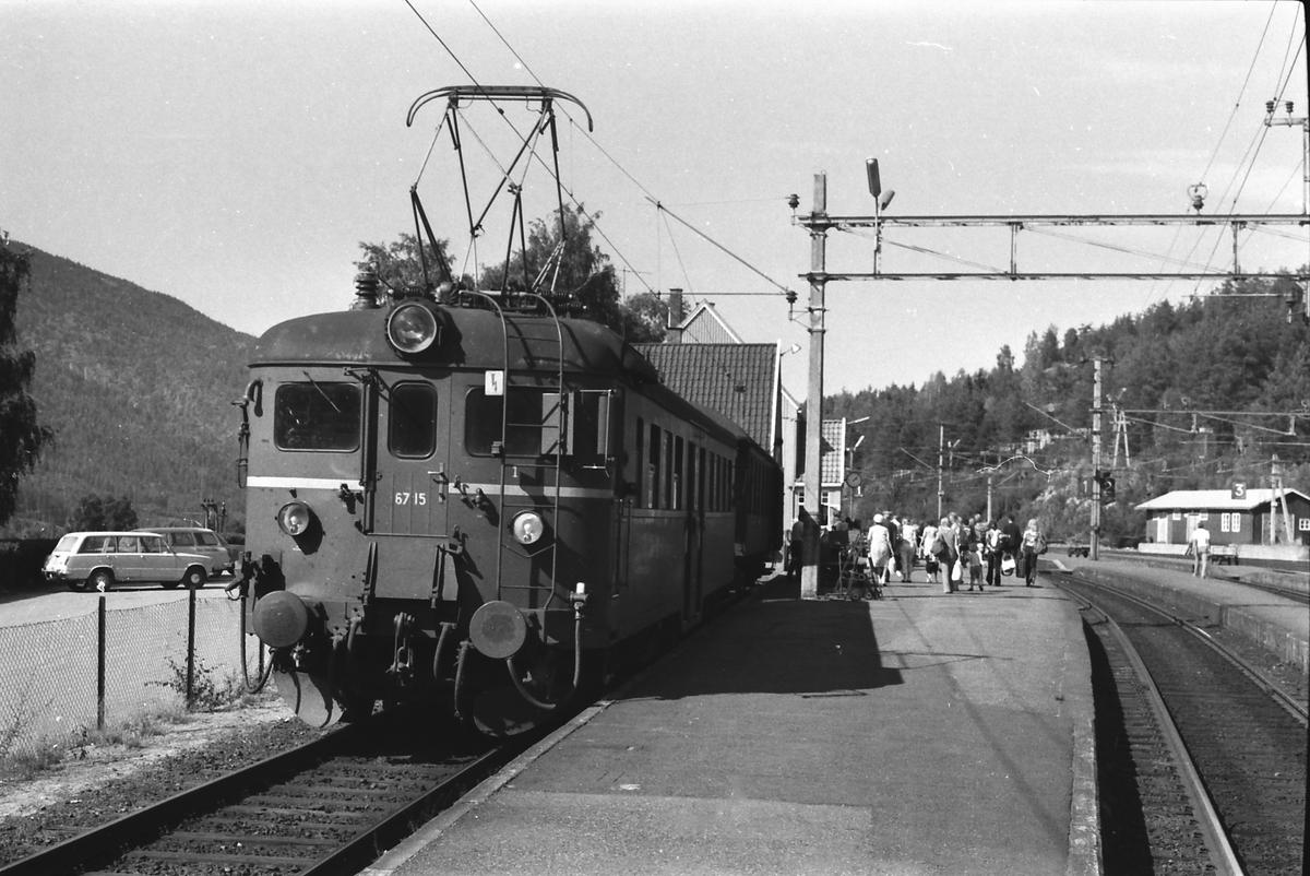 Lokaltog til Lunde på Nordagutu stasjon. NSB elektrisk motorvogn type 67. BM 67 15.
