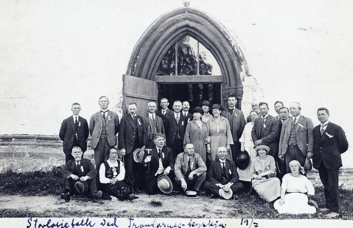 Gruppebilde av medlemmer av en "storlosje", fotografert foran Trondeneskirka.
