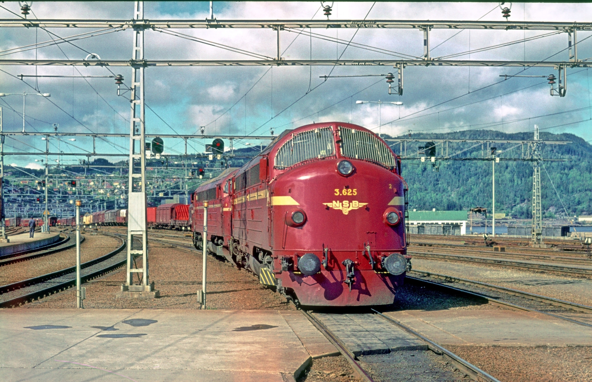 Lokomotivene fra nattog 456 (Bodø - Trondheim) er koblet fra, og kjøres til lokomotivstallen på Marienborg. Di 3 625.