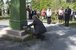 Direktør Olav Aaraas ved Norsk Folkemuseum legger ned krans 