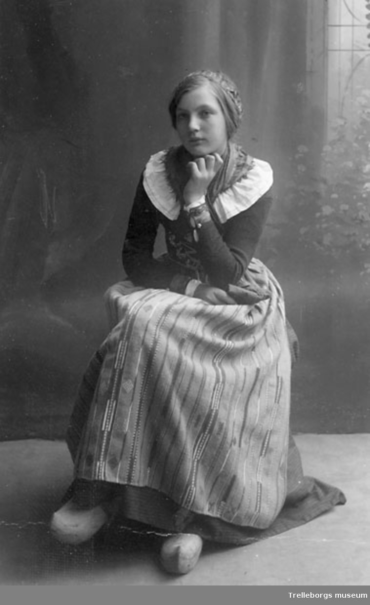 Fröken Natalia Nilsson, dotter till riksdagsman N. Anton Nilsson, Östrabo. Nationaldräkter, Vemmenhögs härad, visade på Baltiska utställningen i Malmö 1914.