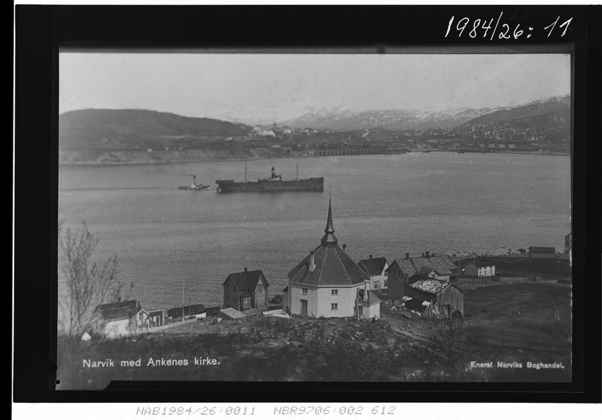 Ankenes rundt kira. Hilmar Berg-gården til h. for kirka. Utsikt mot Narvik havn. Styrbjørn, malmbåt