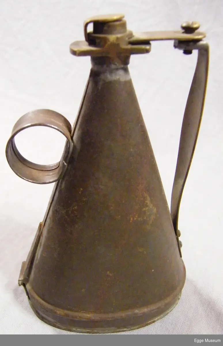 Såflasken har form som en oval trakt. Den har et ring- formet fingerhåndtak på ene siden.Frøutløseren består av en lang stålfjær som presses inn med håndbaken. Det åpner seg da et hull i flaskens bunn. Påfyllingslokket er hengslet, og det låses med en vanlig skrue. Flasken er  laget i fortinnet(innvendig) jernblikk og har messing (mekanikk). Skrue for feste av lokk er borte.

Janssons såflaske er av svensk fabrikat. Brukt ved Skogskolen på Steinkjer.