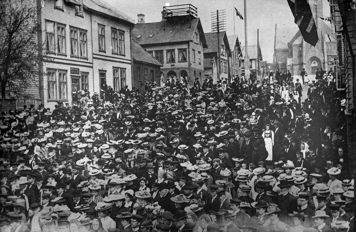 Antagelig fra kongebesøket i 1906. Den store folkemassen i Torgbakken er vendt nedover mot sundet.