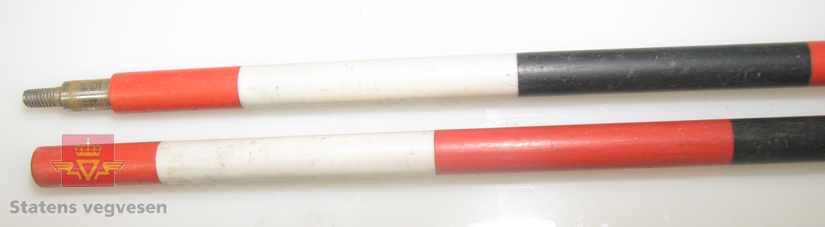 To-delt stikningsstang av metall. Stengene skrues sammen til en lengde. Stanga er kledd i plast, tofarget, med røde og hvite felter. Den ene delen har en håndtak-lignende opphøyning lagd av tre.