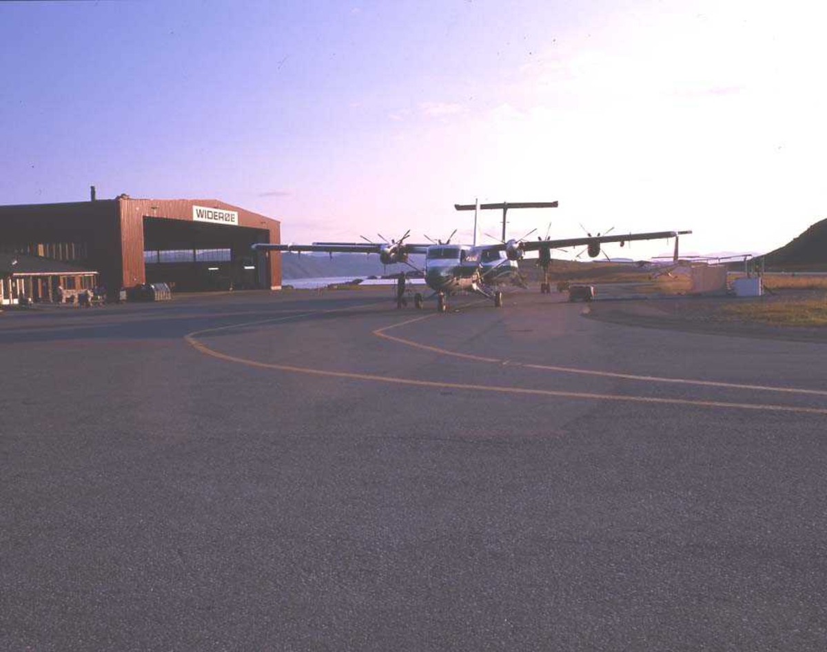 Lufthavn/flyplass. Hammerfest. To fly, LN-WFI, DHC-7-102/ Dash7 og LN-BNJ, DHC-6-300 Twin Otter, fra Widerøe.