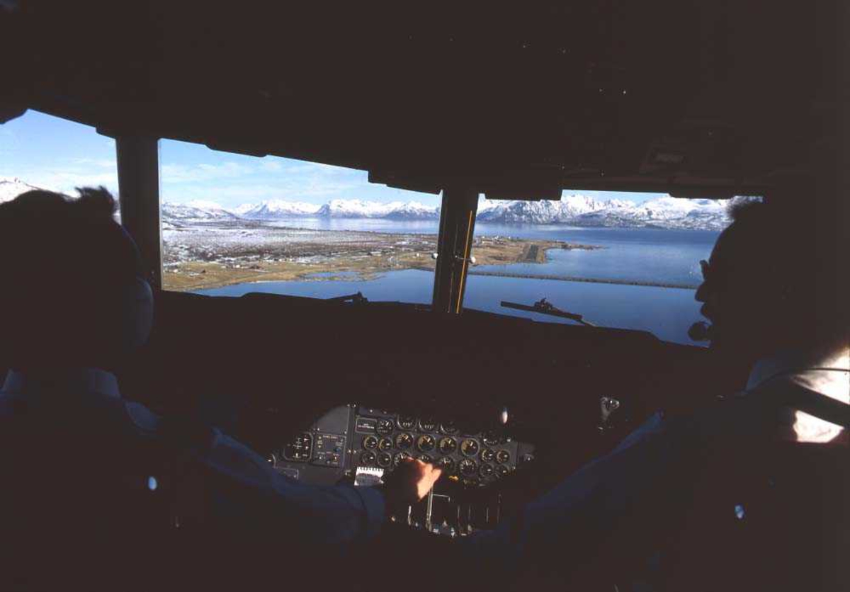 Lufthavn/flyplass. Stokmarknes/Skagen. Flybesetning/crew. Ett fly, DHC-7-102/ Dash 7 fra Widerøe, i ferd med å lande runway 09.. 