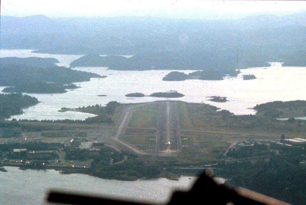 Luftfoto. Fornebu. Innflyging startet for landing Runway 24.