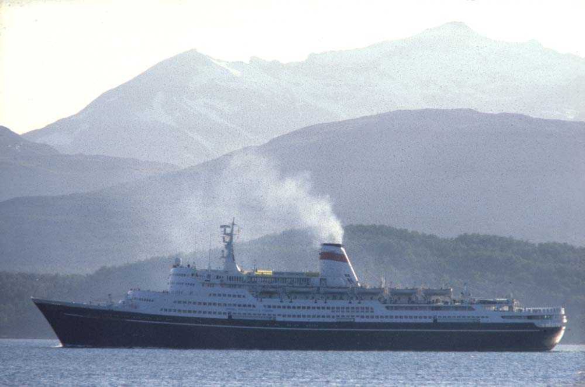 Landskap. Tromsø. Et turistskip på vei mot byen og anløp, MS Mikhail Lermontov, fra rederiet BMP - Baltijskoje Morskoje Parochodstvo (SSSR).
