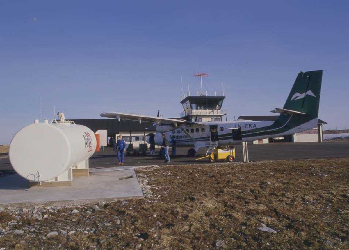 Lufthavn/Flyplass. Røst. Et fly, LN-FKA, DHC-6 Twin Otter fra Widerøe ...
