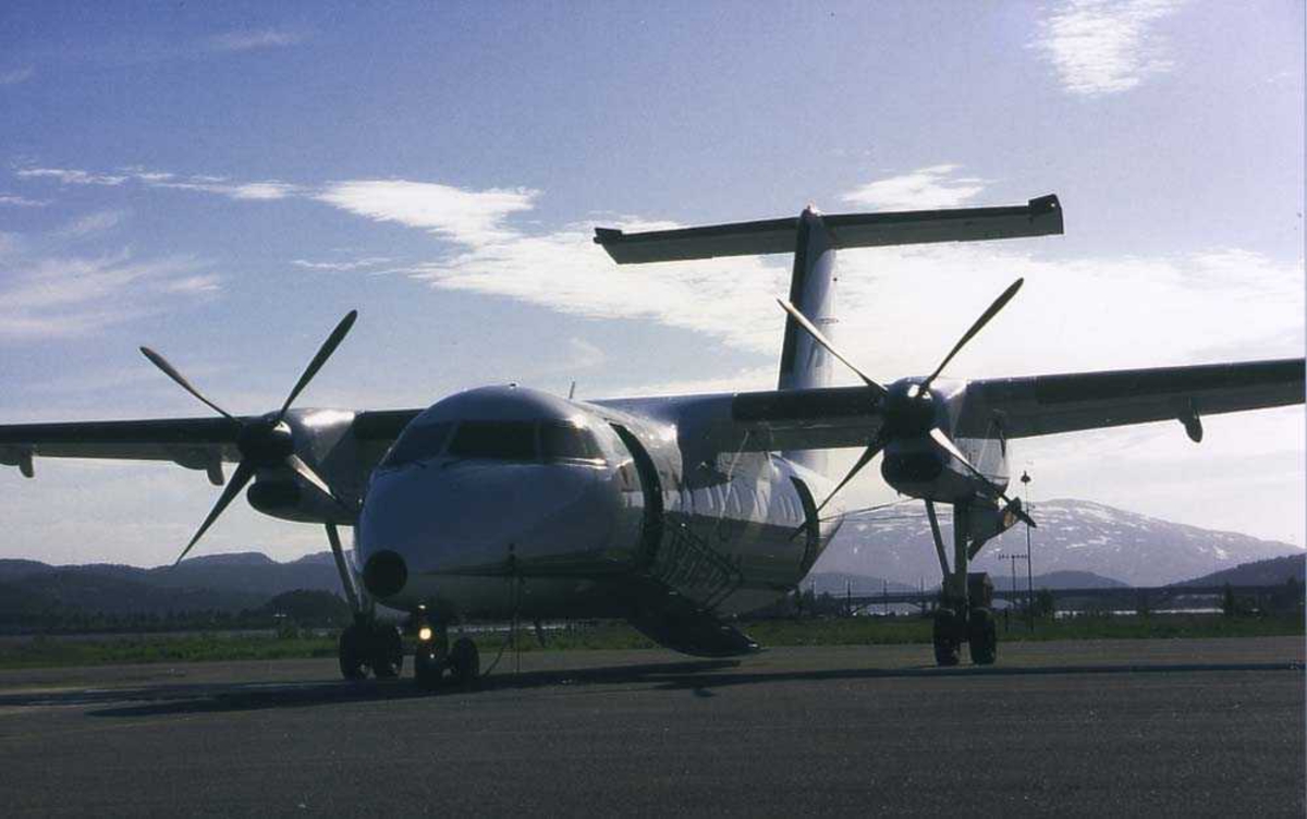 Lufthavn/Flyplass. Namsos. Et fly parkert, DHC-8 / Dash8 
fra Widerøe.