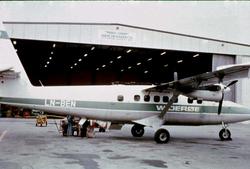 Lufthavn/flyplass. Florø. Et fly, LN-BEN, DHC-6-300 Twin Ott