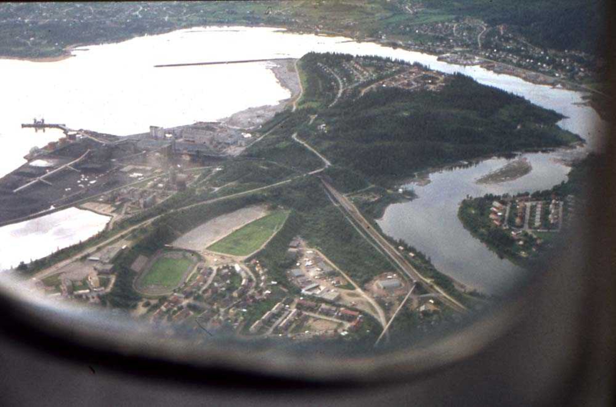 Luftfoto. Mo i Rana. Parti fra byen og havneområdet. Foto tatt fra kabin  i et Widerøe fly som skal lande på Røssvoll.