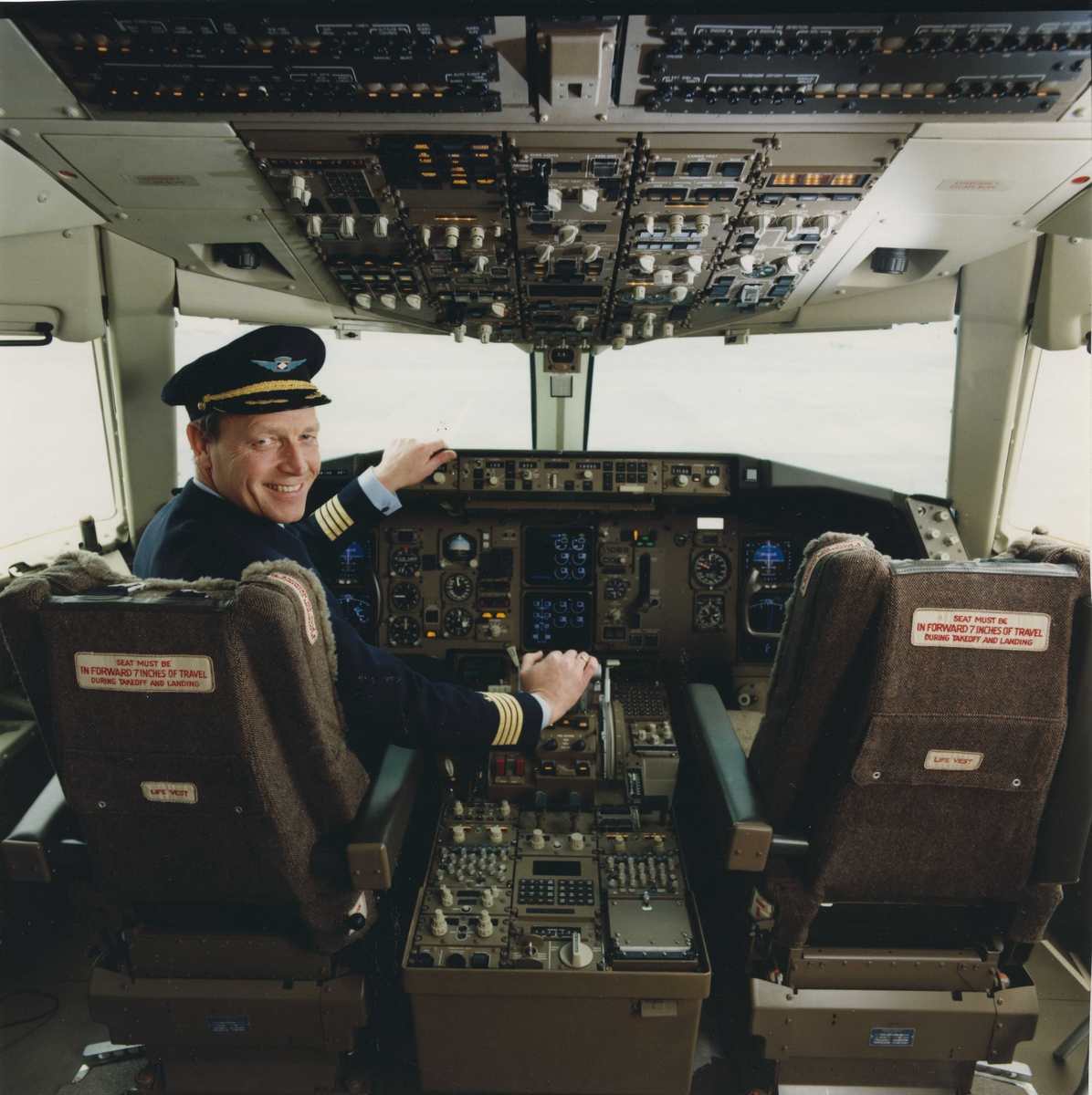 En pilot i cockpit. Boeing 767.