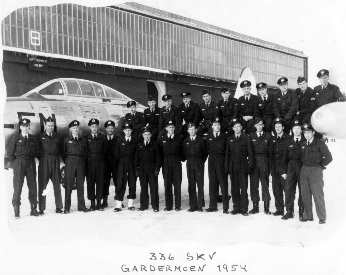 Gruppebilde av 336 skv. på Gardemoen. Fly og hanger i bakgrunnen.