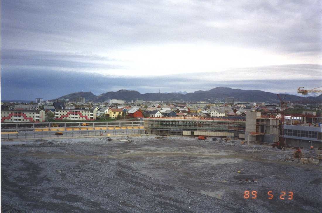 Lufthavn - flyplass. Bodø nye Lufthavn. Bygningsmassen begynner å ta form. lyoppstillingsplassen/tarmac planert I bakgrunn deler av bebyggelsen i byen.
