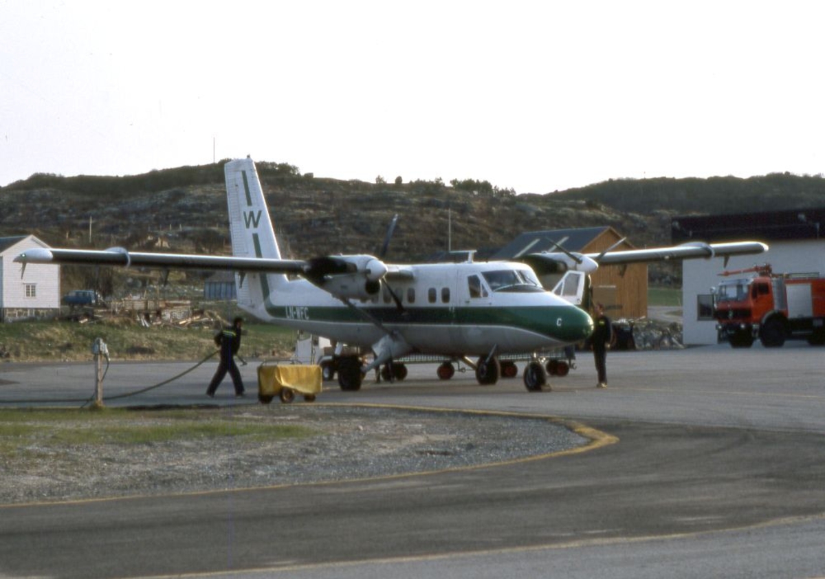 Lufthavn (flyplass). Et fly, LN-WFC, DHC-6-300 Twin Otter fra Widerøe. To personer klargjør flyet.
