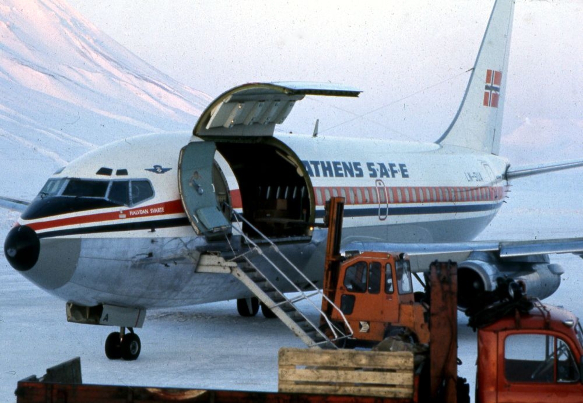 Lufthavn/Flyplass. Longyearbyen, Svalbard. Et fly, Boeing 737, "Halvdan Svarte",  fra Braathens SAFE parkert.
Kabinen benyttet også som lasterom, fylt med frakt/cargo.