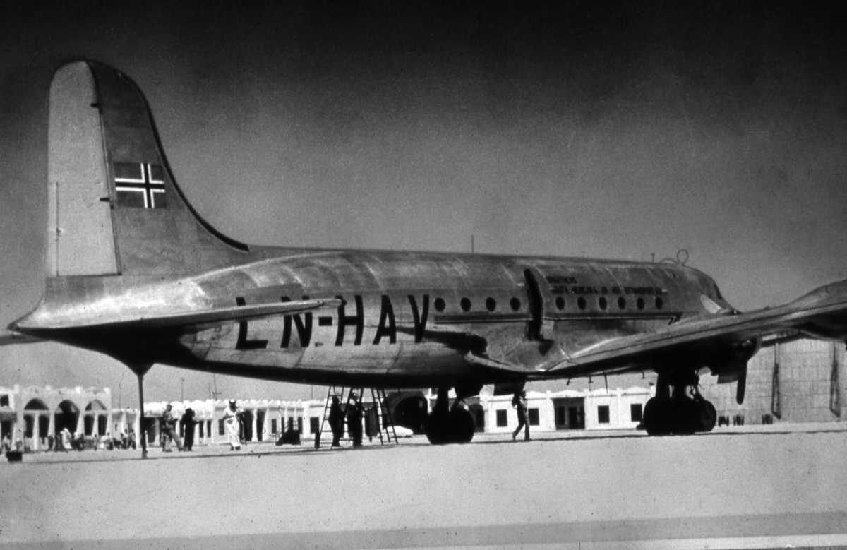 Lufthavn/Flyplass. Et fly, LN-HAT, DC-54 Skymaster, fra Braathens SAFE står parkert.
