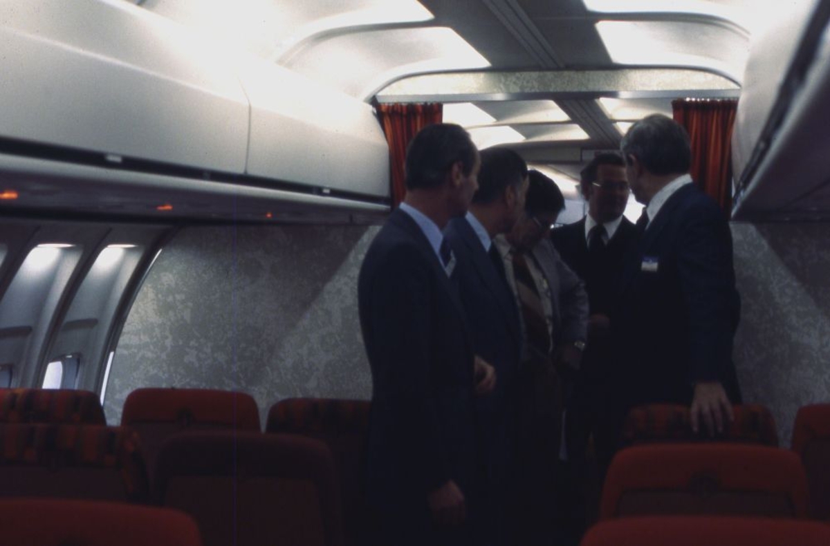Lufthavn/Flyplass. Seattle. En samling personer ombord i kabinen til en Boeing 737.