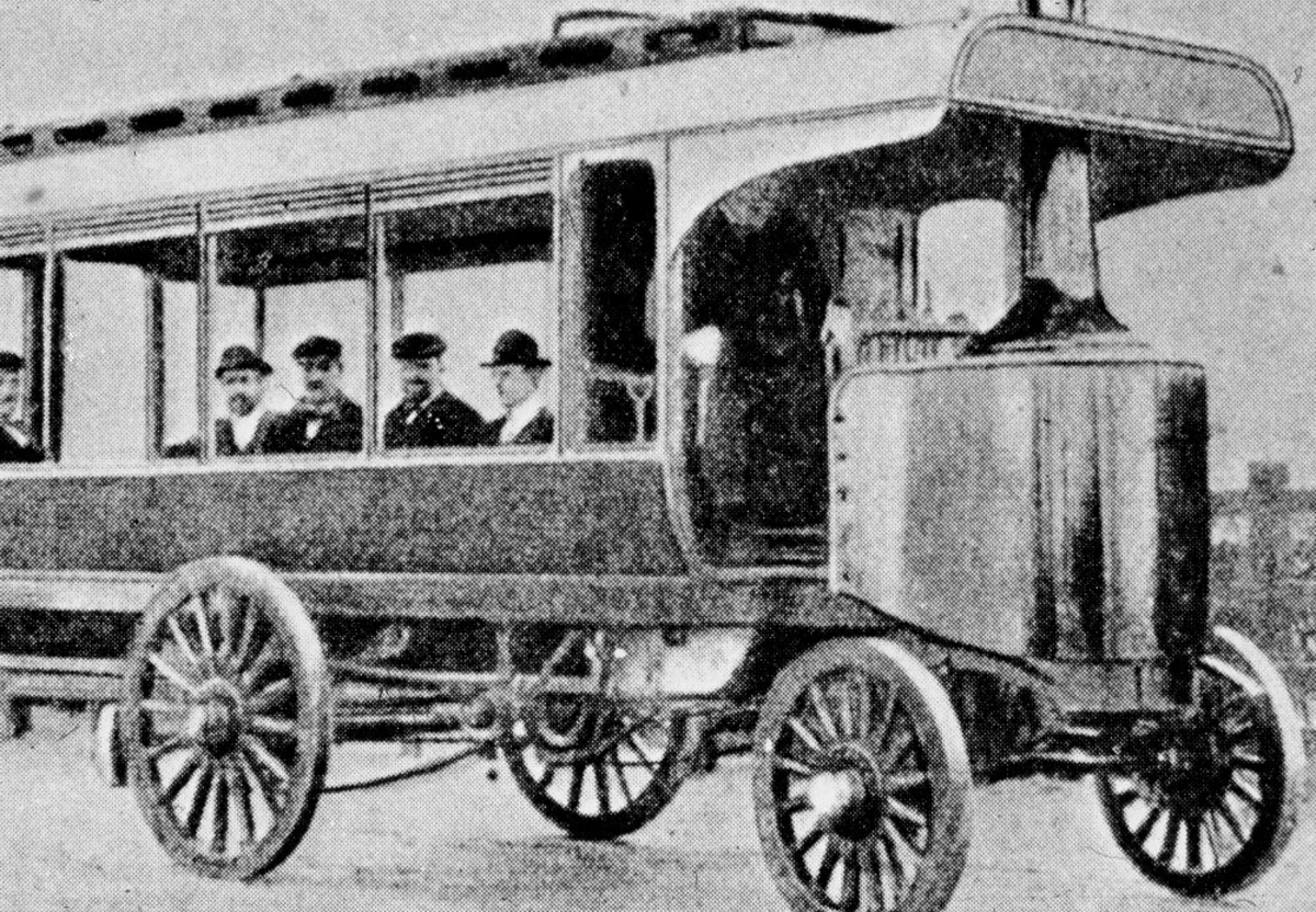 Landskap. Informasjon. Braathens SAFE samlinga inneholder også dette bildet av en tidlig utgave av kollektivtransport på veien.