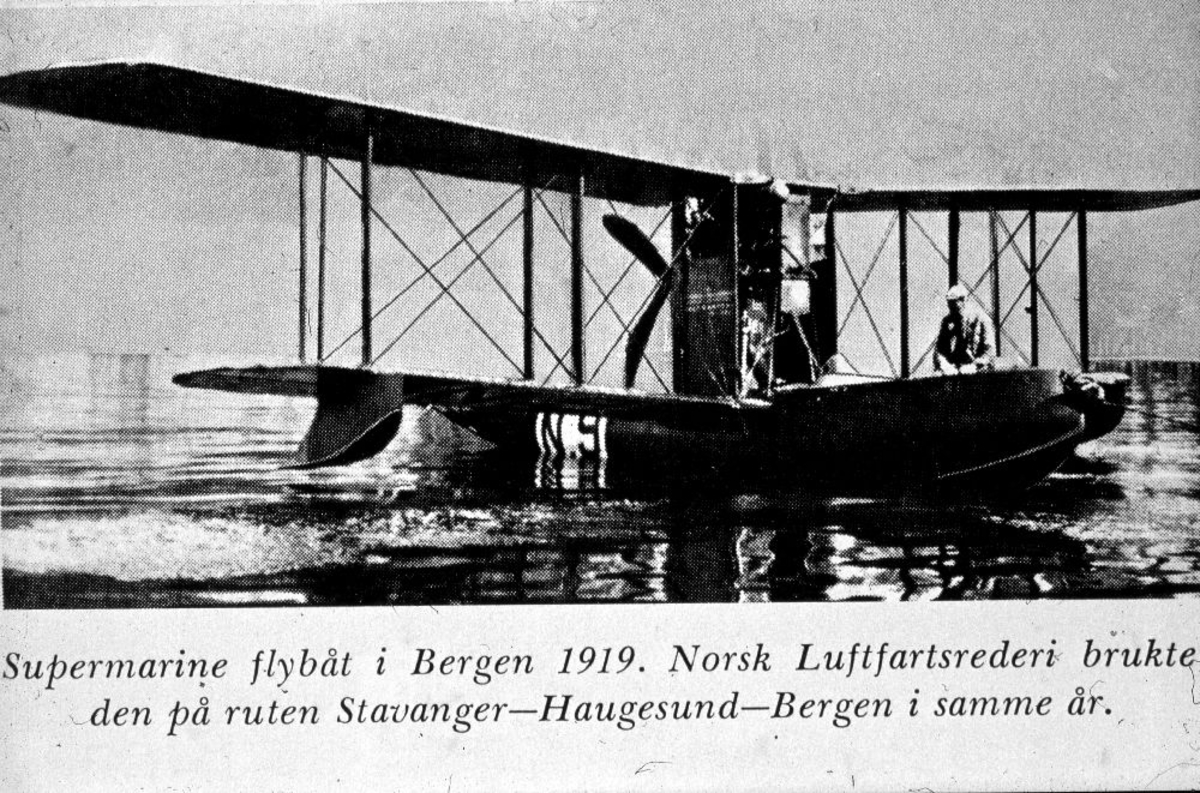 Landskap. Braathens SAFE samlinga inneholder også dette bildet av en Supermarine flybåt i Bergen.