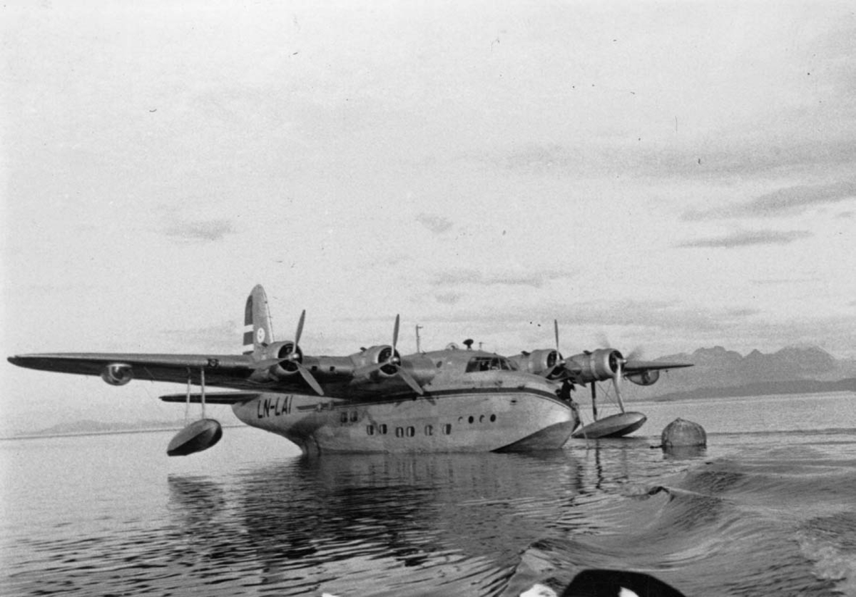 Ett fly på havet fortøyd i bøye, Short S. 25 Sandringham Mk. 6 (SH62C) LN-LAI "Jutulen". 