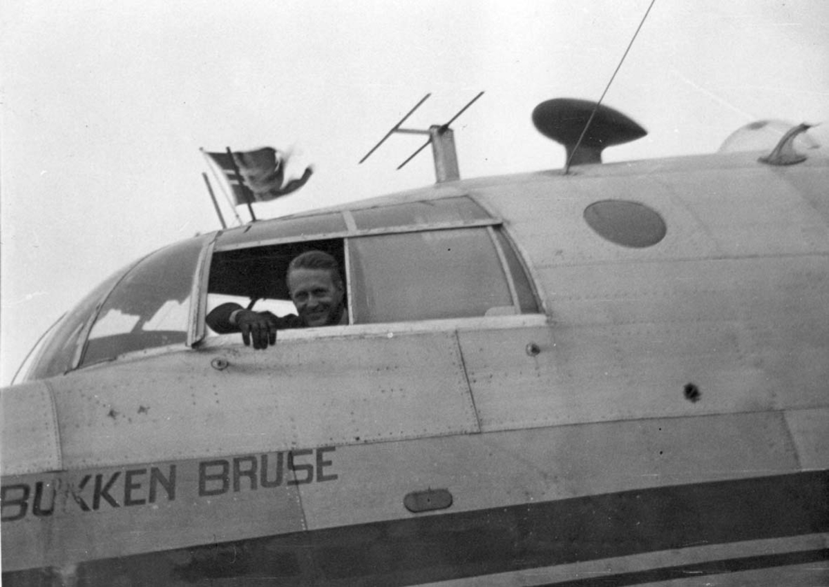 Ett fly Short S. 25 Sandringham 6 LN-IAW "Bukken Bruse". En person i cockpiten.