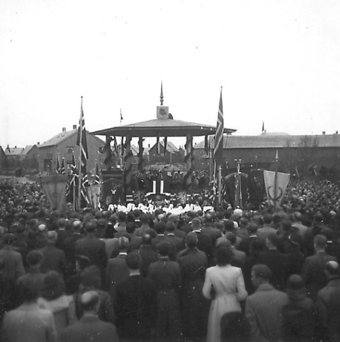Frigjøringsdagene i Bodø etter krigen  1945. Mange personer rundt paviljong på torvet.
