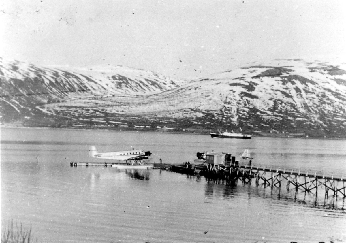   Skattøra  sjøflyhavn, Tromsø.1To fly ved kai, Junkers JU52/3mge. Lenger bak sees hurtigruta i skipsleia.