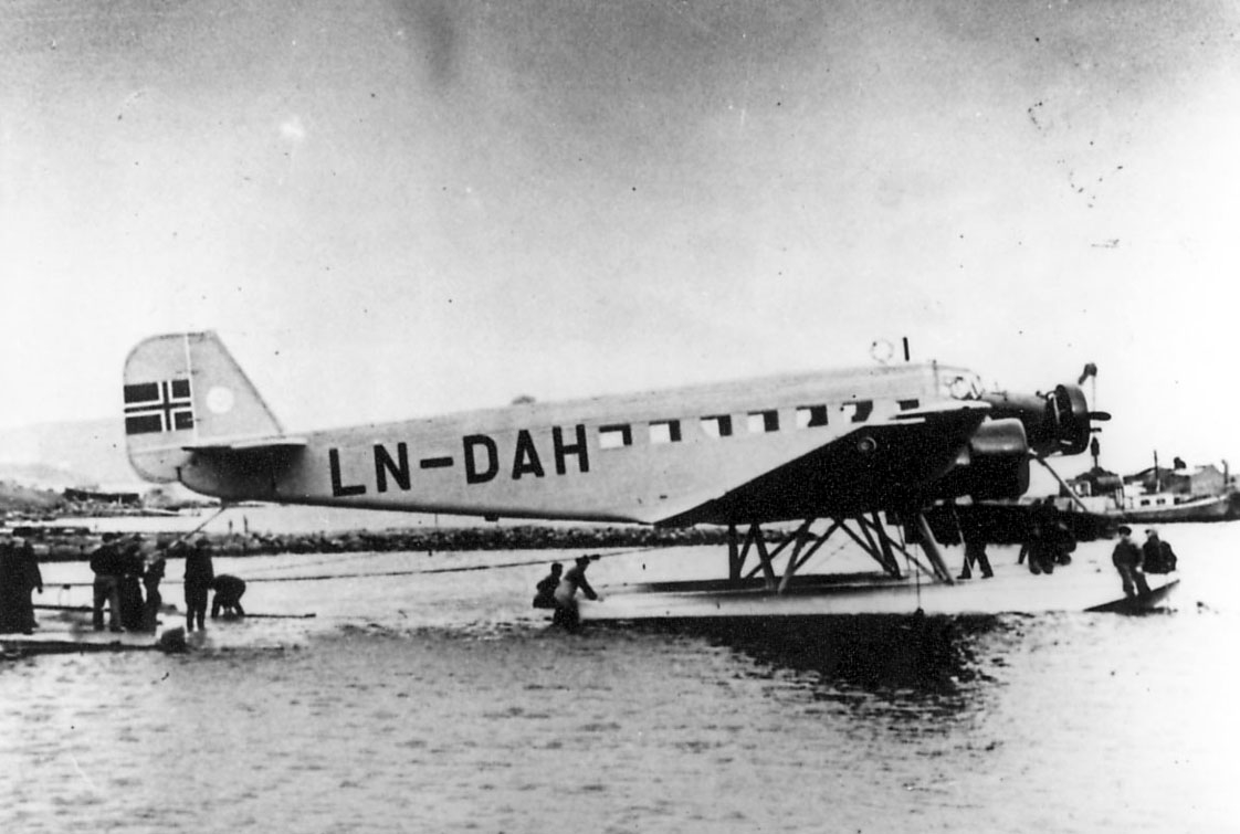 Sjøflyhavn, Ett fly Junkers Ju 52/3mg2e LN-DAH "Falken". Flere personer ved flyet