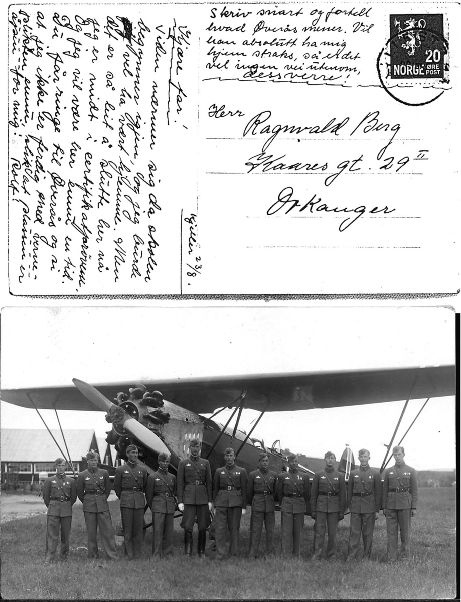 Postkort, Gruppeportrett, flere personer i militæruniform, oppstilt foran et fly, Fokker C.Vd. Håndskrevet tekst på baksiden.