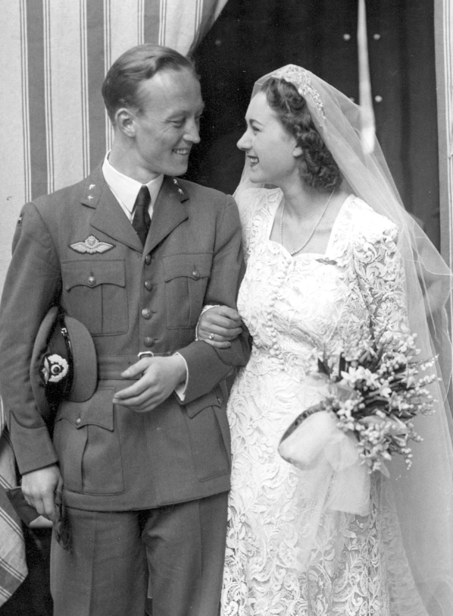 Portrett, bryllupsbilde, tatt på trappa, ant. foran kirke. Mannspersonen i militæruniform, kvinnen i brudekjole.