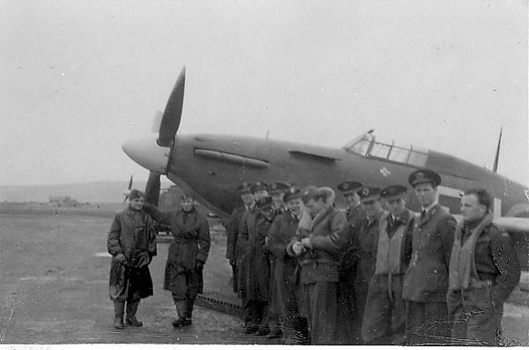 Portrett, noen personer, militære, i uniform, foran et fly.