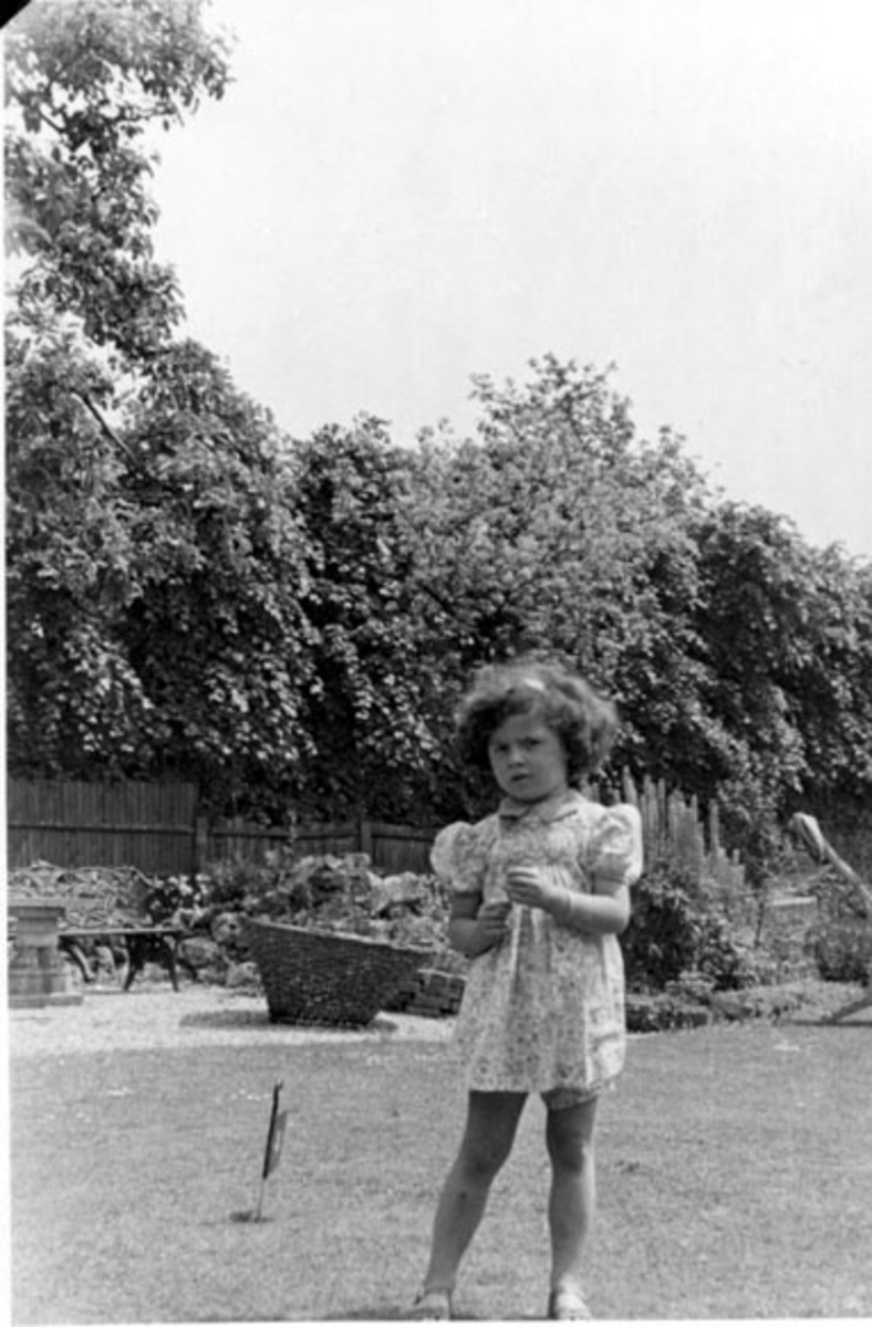 Portrett, barn ute i en park e.l.