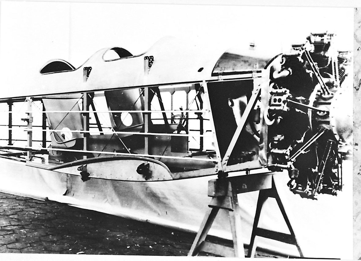 Fly,Propellfly, doobbeldekker, Sääski II, delvis "ribbet". Motoren er påmontert, vingene mangler.