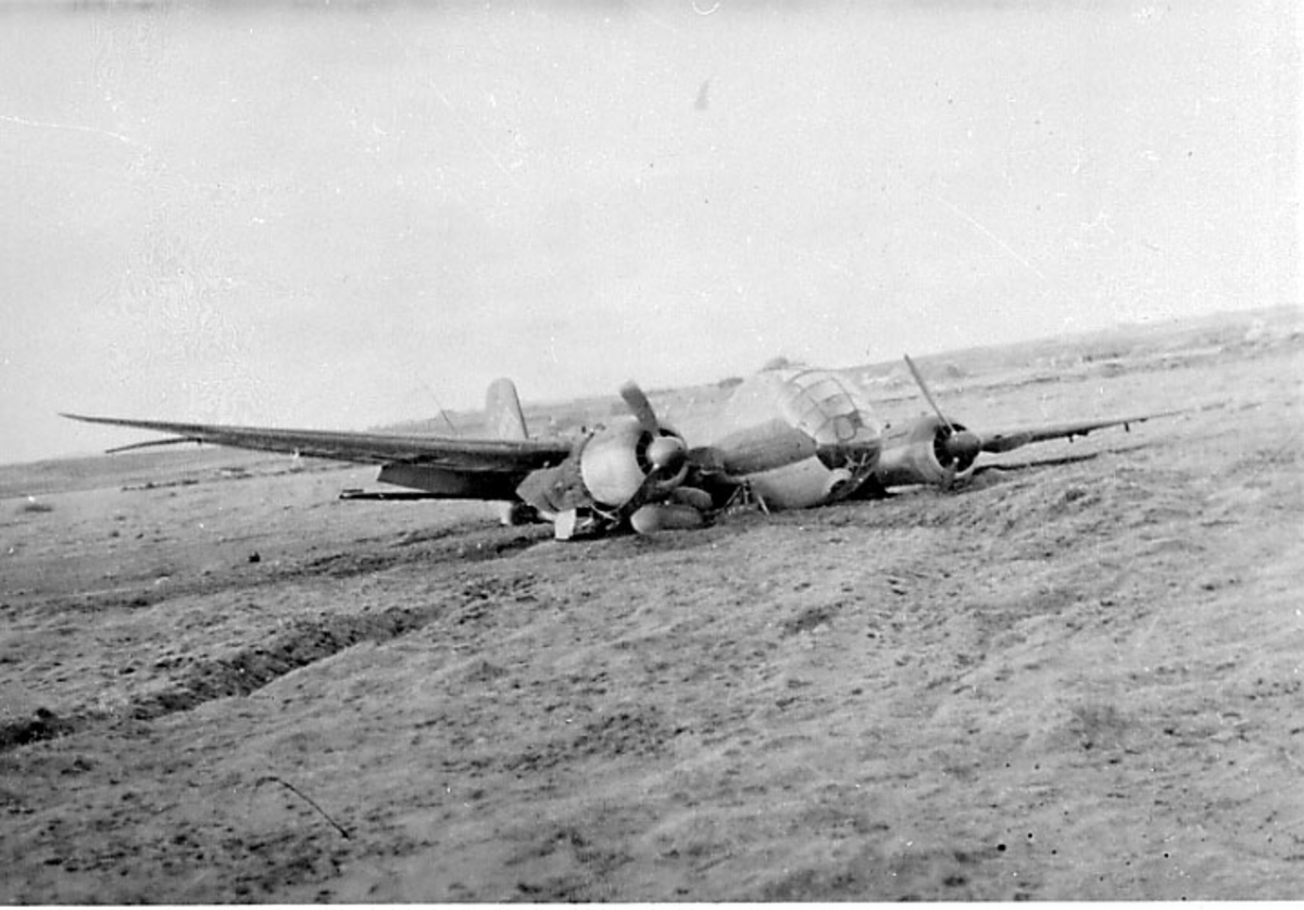 Flyvrak - flyhavari, Junkers JU 188 F-1 A6+CH. Ligger på bakken, skrått forfra. Hakekors på halepartiet.
