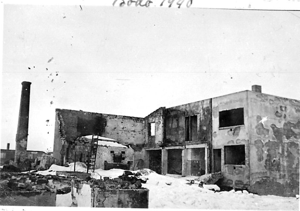 Ruiner av bygning. Bodø etter bombingen under 2. verdenskrig. Snø på bakken.