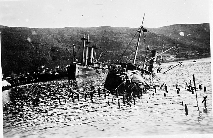 2 fartøy, frartøyet foran delvis nedsunket. Rester etter kaianlegg sees. Narvik under 2. verdenskrig.