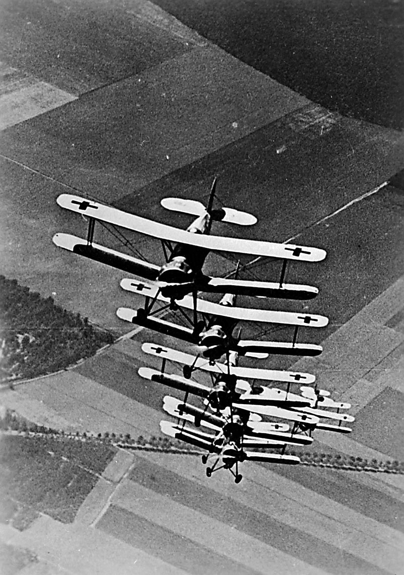 Luftfoto. Flere fly i lufta Bucker BU 133 Jungmeister fra Luftwaffe (kunstflugstaffel).