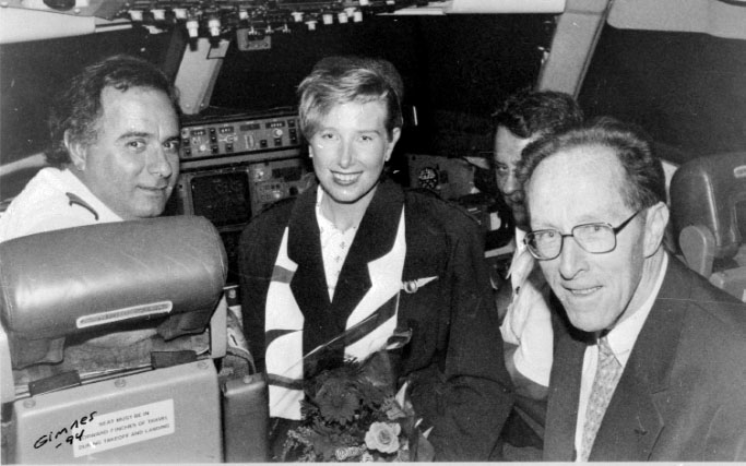 Portrett, 4 personer inne i cockpiten på et fly.