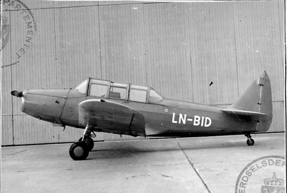 Lufthavn, 1 fly på bakken, Cornell M62A-3 (PT-19), LN-BID, fra Norsk Aero Klub.