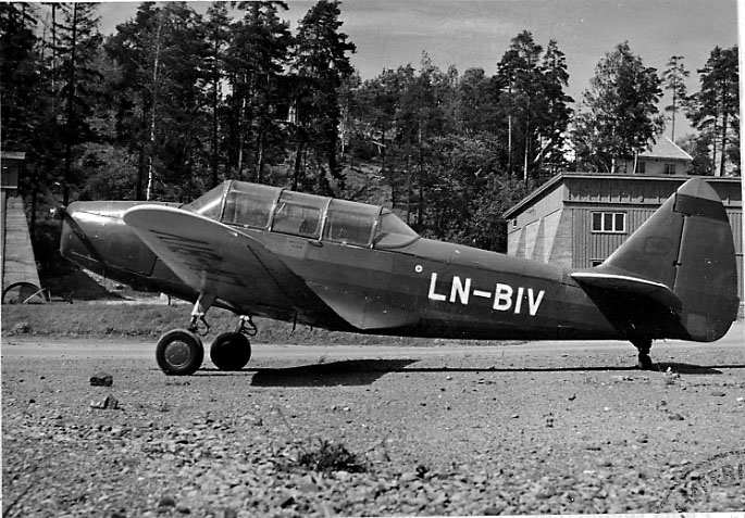 Lufthavn, 1 fly på bakken, Cornell M62A (PT-19), LN-BIV, fra Reinert.
