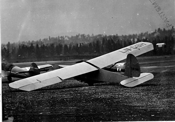 1 fly på bakken, SGU-1-9, LN-GBH, fra Valdres Flyklubb, ny eier fra 20.08.1957.
