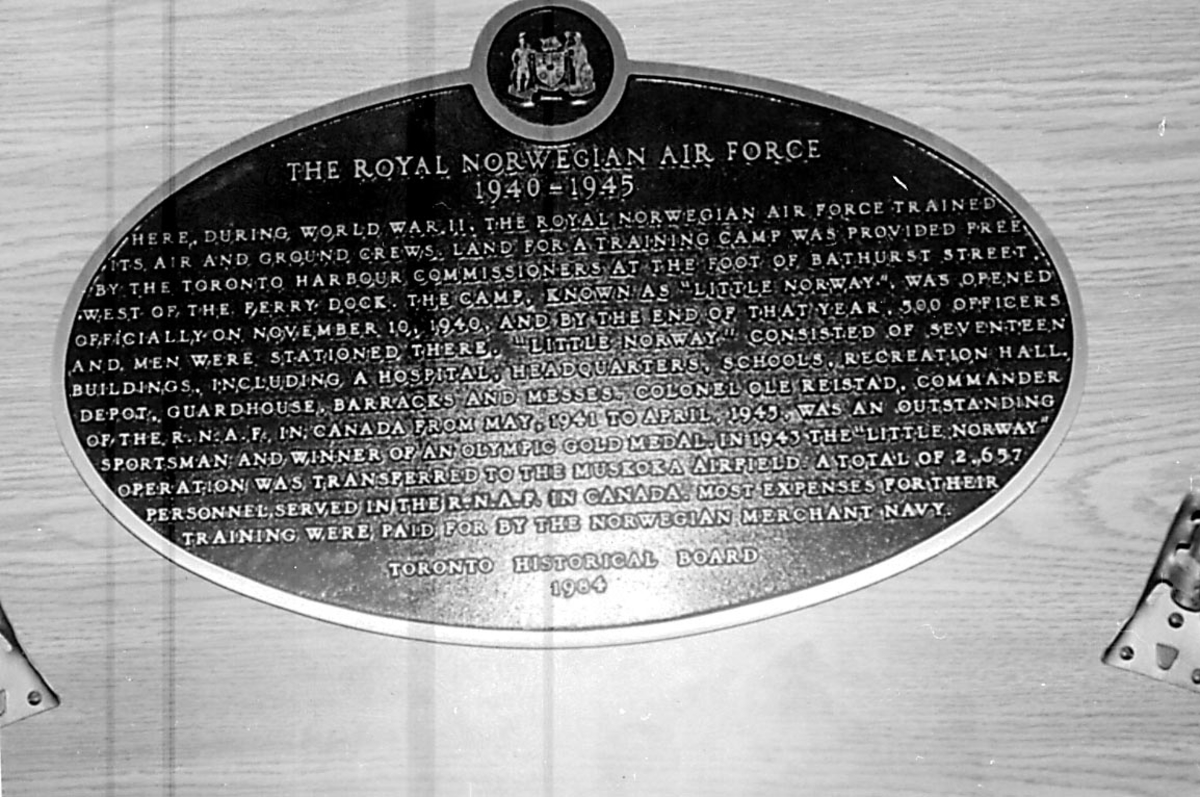 Minnetavle over "The Royal Norwegian Air Force 1940 - 1945" i Little Norway, Canada.