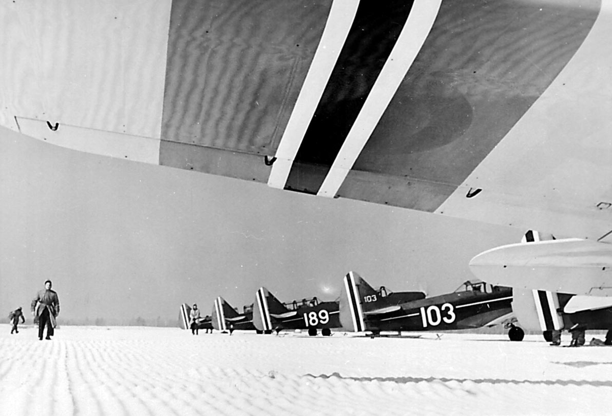 Lufthavn. 6 fly på bakken. Fairchild M-62A  og PT-26-FA Cornell, bl.a. 103 og 189, fra Hærens Flyvåpen i Toronto. 